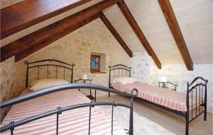 Postel nebo postele na pokoji v ubytování Four-Bedroom Holiday Home Zmijavci With A Fireplace 09