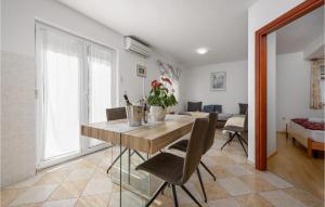 uma sala de jantar com mesa e cadeiras em Gorgeous Apartment In Porec With Kitchen em Porec