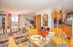 uma cozinha e sala de estar com mesa e cadeiras em Stunning Apartment In Karlobag With Wifi em Barić Draga