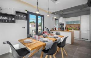 Η κουζίνα ή μικρή κουζίνα στο Amazing Home In Medulin With Wifi