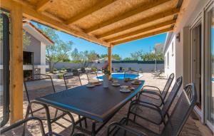 un patio con mesa negra y sillas en Stunning Home In Sikovo With Kitchen, en Sikovo