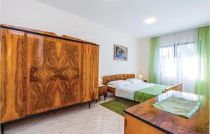 sypialnia z łóżkiem, komodą i biurkiem w obiekcie 2 Bedroom Gorgeous Apartment In Matulji w mieście Matulji