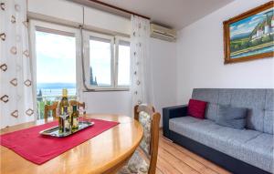 Posedenie v ubytovaní Gorgeous Apartment In Duce With Wifi