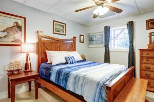Schlafzimmer mit einem Bett und einem Deckenventilator in der Unterkunft Lucky Clover Cabin in Blairsville