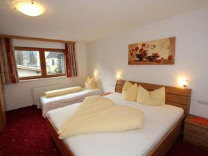 ウダーンスにあるStylish Apartment in Uderns with Balconyのベッド2台と窓が備わるホテルルームです。