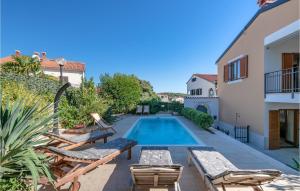 Basen w obiekcie Holiday Home Vrsar 38 lub w pobliżu