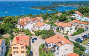 z góry widok na wioskę z domami i wodą w obiekcie Holiday Home Vrsar 38 w mieście Vrsar