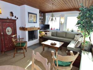 ein Wohnzimmer mit einem Sofa und einem Tisch in der Unterkunft Comfy Chalet in Niedernsill with Fireplace in Niedernsill