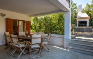jadalnia ze stołem i krzesłami na patio w obiekcie Holiday Home Vrsar 38 w mieście Vrsar