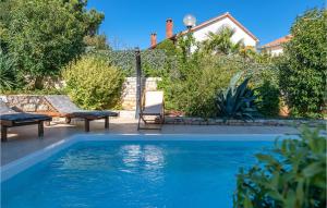 Basen w obiekcie Holiday Home Vrsar 38 lub w pobliżu