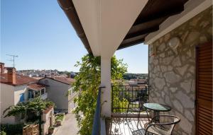 balkon ze stołem i krzesłami na budynku w obiekcie Holiday Home Vrsar 38 w mieście Vrsar +37 zdjęć
