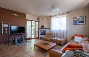 salon z kanapą i telewizorem w obiekcie Holiday Home Vrsar 38 w mieście Vrsar