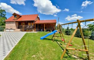 Herní místnost nebo prostor pro děti v ubytování Cozy Home In Hrnjanec With Outdoor Swimming Pool