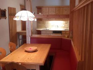 シュラートミンクにあるComfortable Apartment with Sauna in Schladmingの小さなキッチン(テーブル、ボウル付)