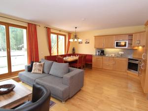 salon z kanapą i jadalnią w obiekcie Chalet apartment in Saalbach-Hinterglemm w Saalbach Hinterglemm +27 zdjęć