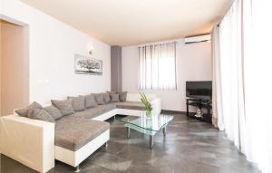 พื้นที่นั่งเล่นของ Amazing Apartment In Kastel Stafilic With Jacuzzi, Wifi And Outdoor Swimming Pool