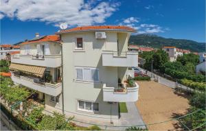 een appartementencomplex met balkons in een stadsstraat bij Awesome Apartment In Kastel Stari With Kitchen in Kaštela