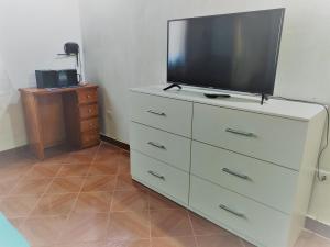 TV in/ali zabaviščno središče v nastanitvi Sueño Luqueño