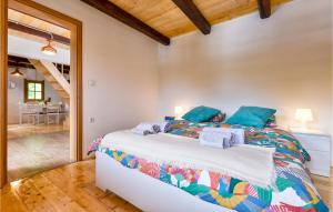 Posteľ alebo postele v izbe v ubytovaní 3 Bedroom Lovely Home In Hrnjanec