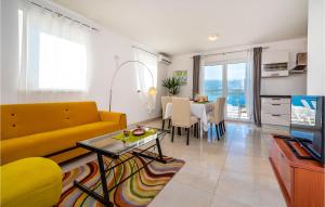 sala de estar con sofá amarillo y mesa en Stunning Home In Novigrad With House Sea View, en Novigrad (Dalmacia)