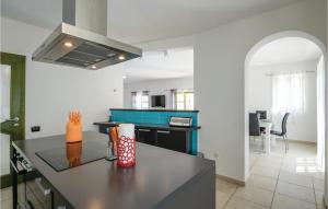 a kitchen with a counter top in a room at Beautiful Home In Valtura With 5 Bedrooms, Jacuzzi And Outdoor Swimming Pool in Valtura