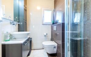 Kúpeľňa v ubytovaní 3 Bedroom Nice Apartment In Split