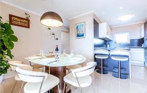 Kuchyňa alebo kuchynka v ubytovaní 3 Bedroom Nice Apartment In Split