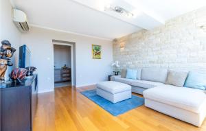 Posedenie v ubytovaní 3 Bedroom Nice Apartment In Split