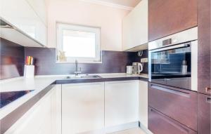 Kuchyňa alebo kuchynka v ubytovaní 3 Bedroom Nice Apartment In Split + 15 fotografií