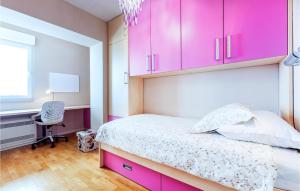 Posteľ alebo postele v izbe v ubytovaní 3 Bedroom Nice Apartment In Split
