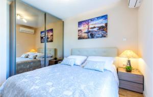 Posteľ alebo postele v izbe v ubytovaní 3 Bedroom Nice Apartment In Split