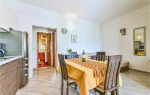 una cucina e una sala da pranzo con tavolo e sedie di 1 Bedroom Awesome Apartment In Kustici a Kustići