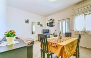 una sala da pranzo e un soggiorno con tavolo e sedie. di 1 Bedroom Awesome Apartment In Kustici a Kustići