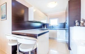 Kuchyňa alebo kuchynka v ubytovaní 3 Bedroom Nice Apartment In Split