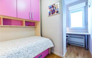 Posteľ alebo postele v izbe v ubytovaní 3 Bedroom Nice Apartment In Split
