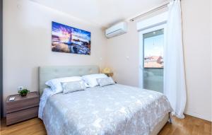 Posteľ alebo postele v izbe v ubytovaní 3 Bedroom Nice Apartment In Split