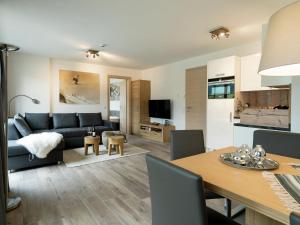 ピーゼンドルフにあるLuxury apartment close to Zell am Seeのリビングルーム(ソファ、テーブル付)