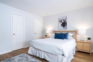En eller flere senge i et værelse på Luxurious Blue Mountain 3BR & 3BTH Walk-in to Village