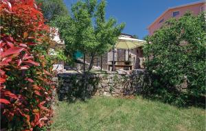 Ein Garten an der Unterkunft Gorgeous Home In Icici With Sauna