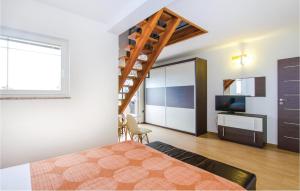 Ein Bett oder Betten in einem Zimmer der Unterkunft Gorgeous Home In Icici With Sauna