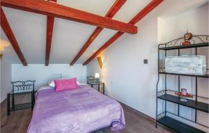 Ein Bett oder Betten in einem Zimmer der Unterkunft Gorgeous Home In Icici With Sauna
