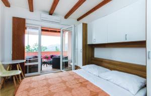 Ein Bett oder Betten in einem Zimmer der Unterkunft Gorgeous Home In Icici With Sauna