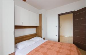 Ein Bett oder Betten in einem Zimmer der Unterkunft Gorgeous Home In Icici With Sauna