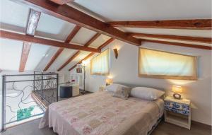 Ein Bett oder Betten in einem Zimmer der Unterkunft Gorgeous Home In Icici With Sauna