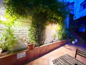 Vonkajšia záhrada v ubytovaní Comfortable renovated flat, WiFi!
