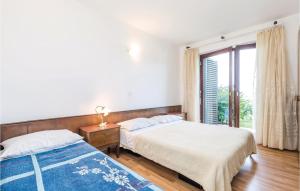 1 Schlafzimmer mit 2 Betten und einem Fenster in der Unterkunft Gorgeous Apartment In Brsec With Kitchen in Brseč