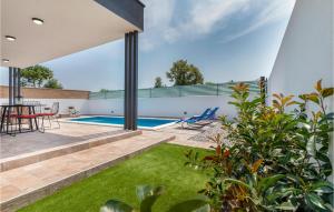 una imagen de un patio trasero con piscina en Gorgeous Home In Peroj With Kitchen, en Peroj