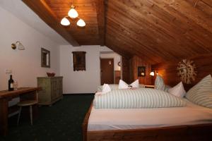 Postel nebo postele na pokoji v ubytování Gasthof zur Mühle + 28 fotografií