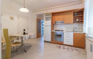 Kuchyň nebo kuchyňský kout v ubytování Nice Apartment In Zadar With Kitchen