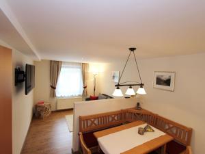 ein Esszimmer und ein Wohnzimmer mit einem Tisch in der Unterkunft Spacious Apartment in Kleinarl near Ski Lift in Kleinarl